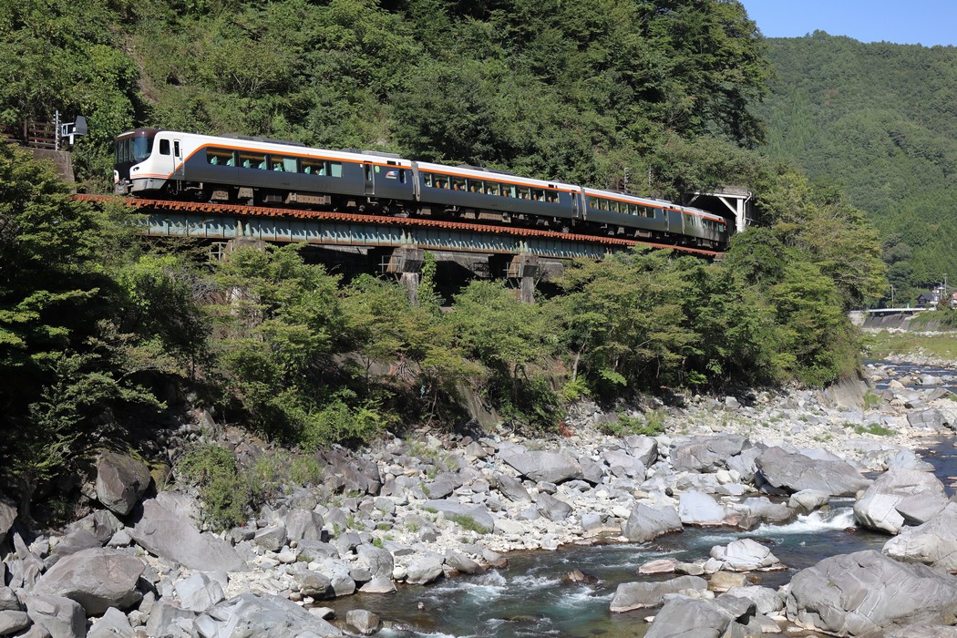 1050x700 (376,842�o�C�g)